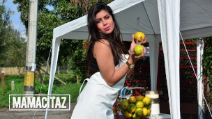 Tatlı yüzlü latin güzeli bahçede erotik porno film yapımı