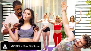 Yoga bahane toplu seks şahane