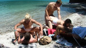 Alman turistler sahilde grup seks videoları